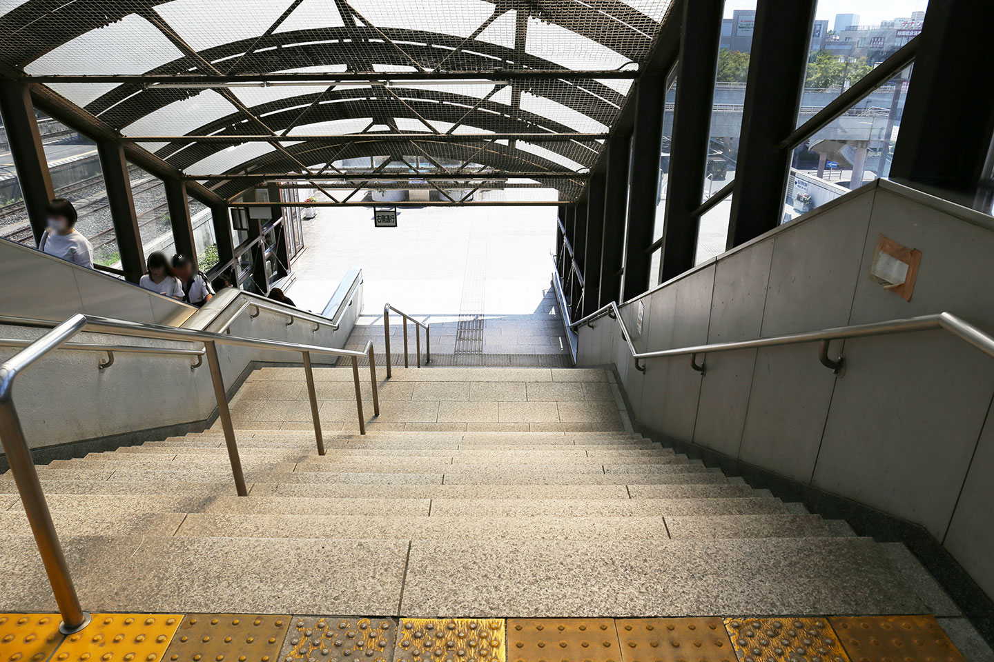 成田駅西口階段
